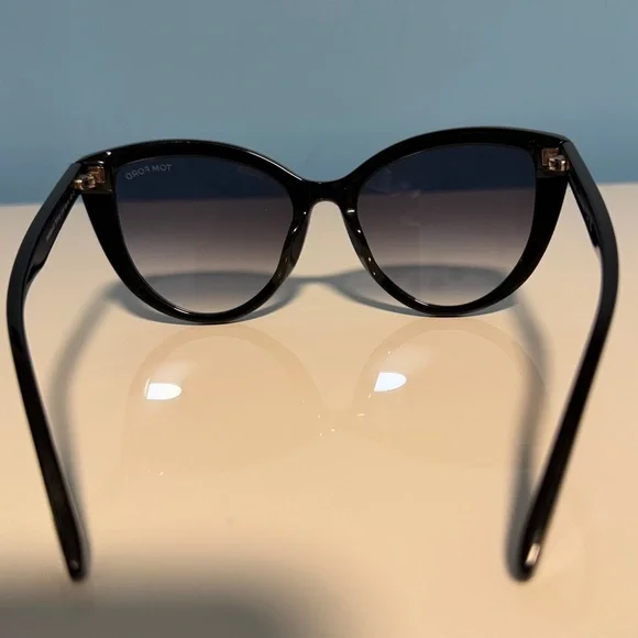 Tom Ford Isabella-02 TF915 Cat Eye Sunglasses Black Gradient - Picture 5 of 11